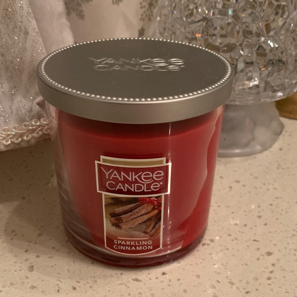 Yankee Candle Vibrant Red Sparkling Cinnamon